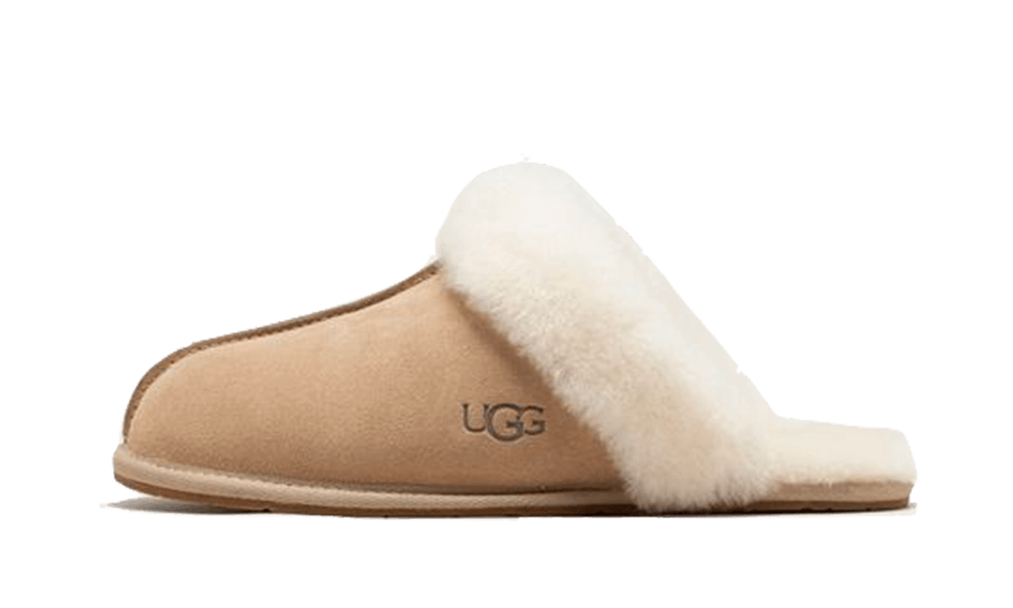 Zijaanzicht van de UGG Scuffette II Mustard Seed W2 met suède upper en zachte sheepskin voering, gefotografeerd tegen witte achtergrond