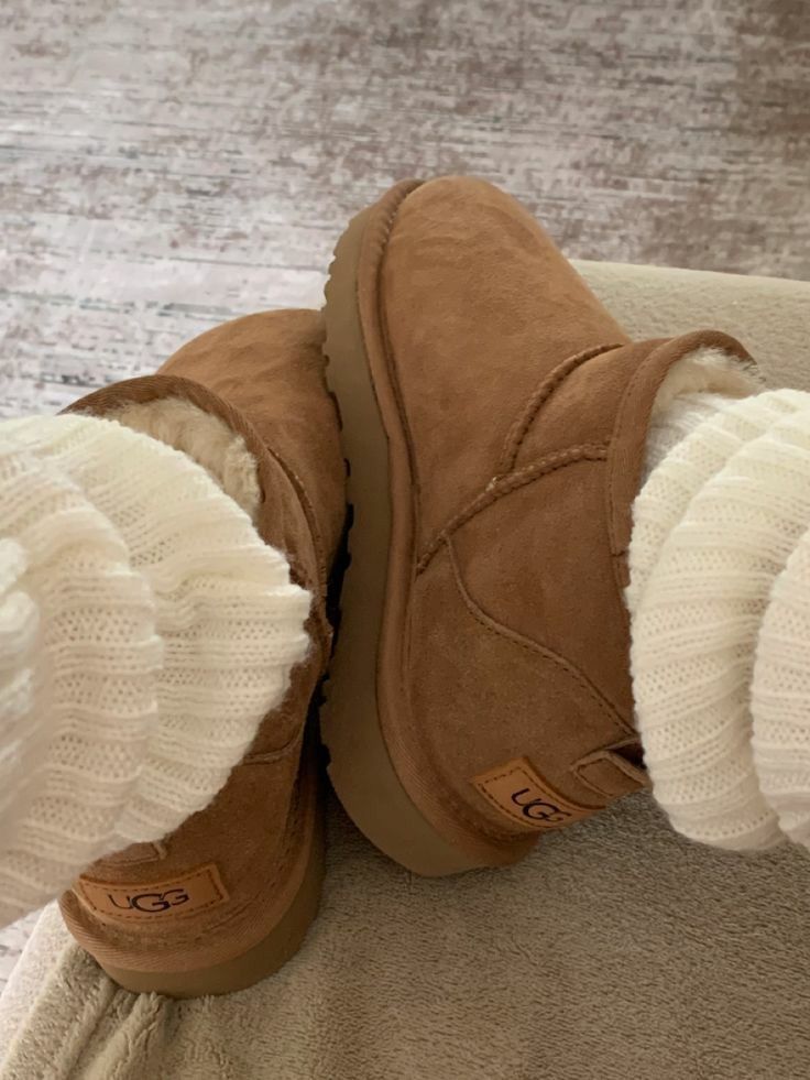 UGG Classic Ultra Mini Chestnut in originele doos met zichtbare labels en warme binnenvoering
