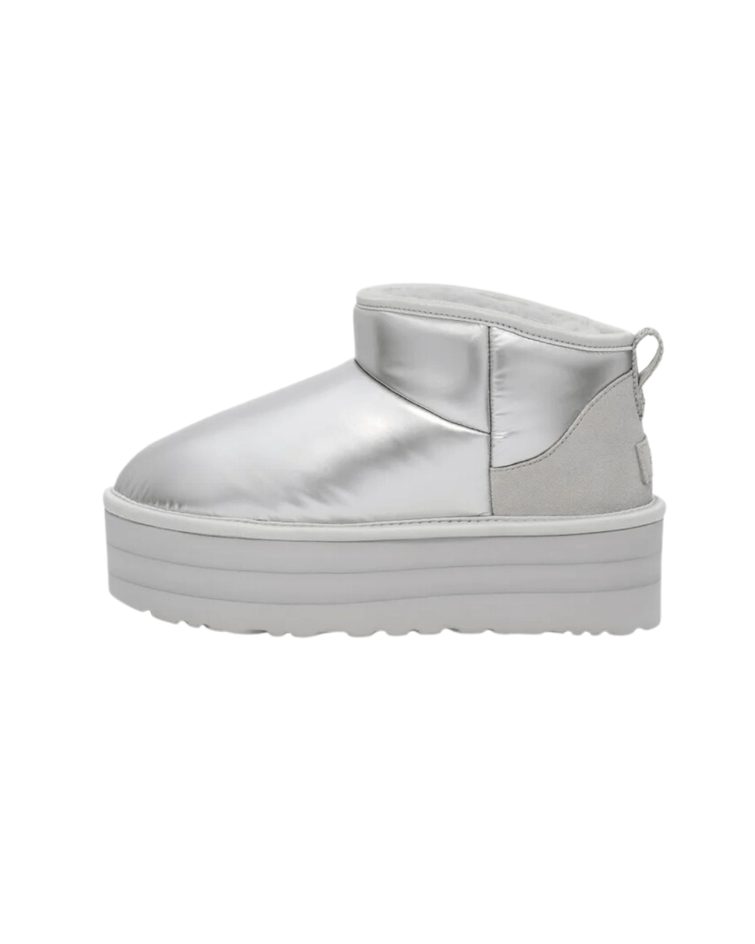 Zijkant van de UGG Ultra Mini Platform Hi Shine Boot Silver met reflecterende glans en hoge zool, vastgelegd op witte achtergrond