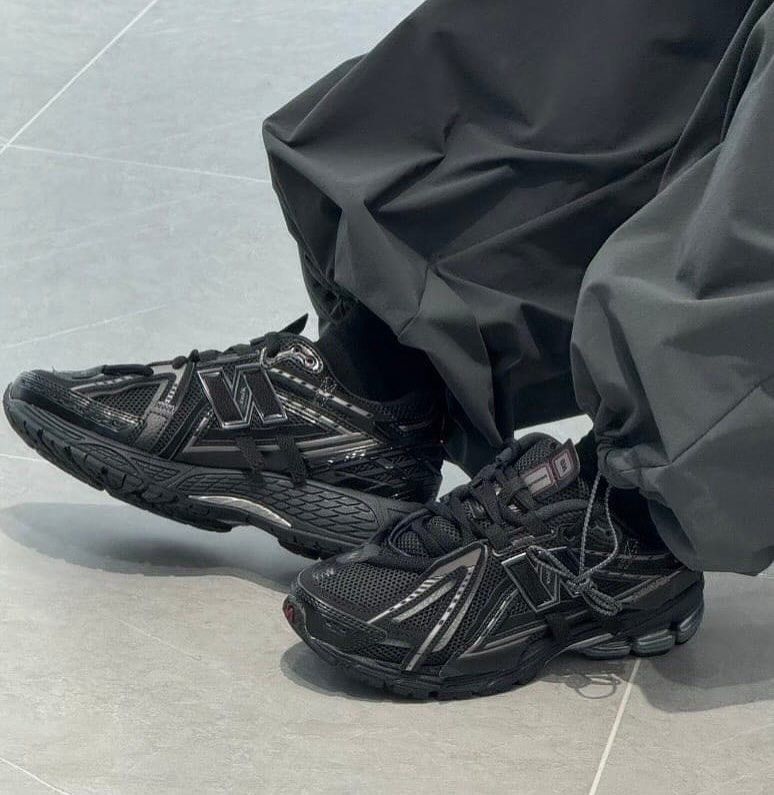 Onderzijde van de New Balance 1906A Black met stevige N-ERGY zoolconstructie. Volledig zwart uitgevoerd voor een uniforme, gestroomlijnde finish van top tot zool.