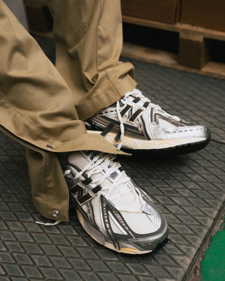 Onderzijde van de New Balance 1906A Tech Explosion met robuuste zool en N-ERGY demping. De felle kleuraccenten in het profiel versterken het futuristische karakter van het model.