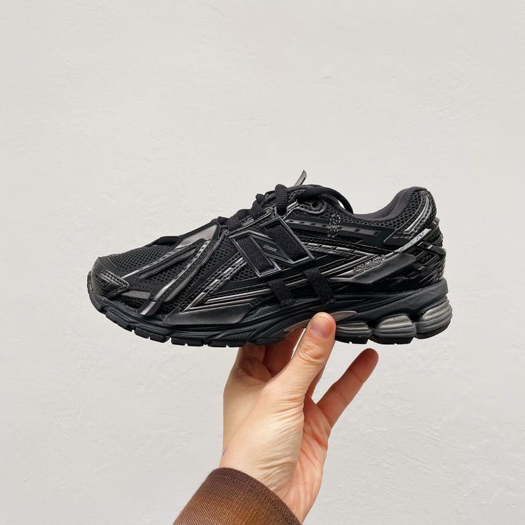 Onderzijde van de New Balance 1906R Black Phantom met responsieve N-ERGY demping. De volledig zwarte zool sluit naadloos aan bij het stealthy silhouet van dit model.