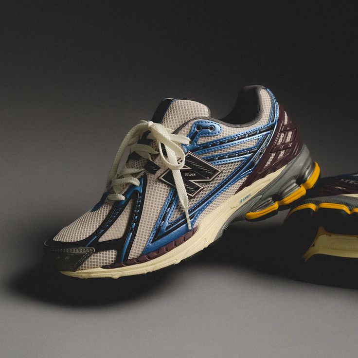 Onderzijde van de New Balance 1906R Metallic Teal New Spruce met high-performance demping en gripprofiel. Ideaal voor dagelijks gebruik met een opvallende, kleurrijke edge.