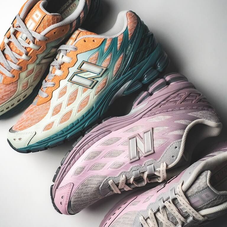 Onderkant van de New Balance 1906W met N-ERGY demping en flexibele zoolstructuur. De kleuraccenten in Light Sparrow geven het profiel een zachte maar sportieve uitstraling.