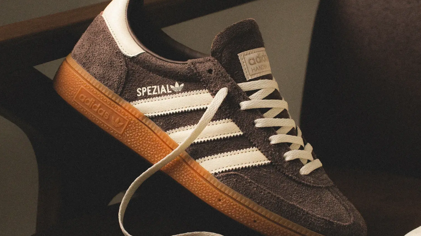 Adidas Handball Spezial Earth Strata Gum heeft een Iconische Stijl en Tijdloos Comfort