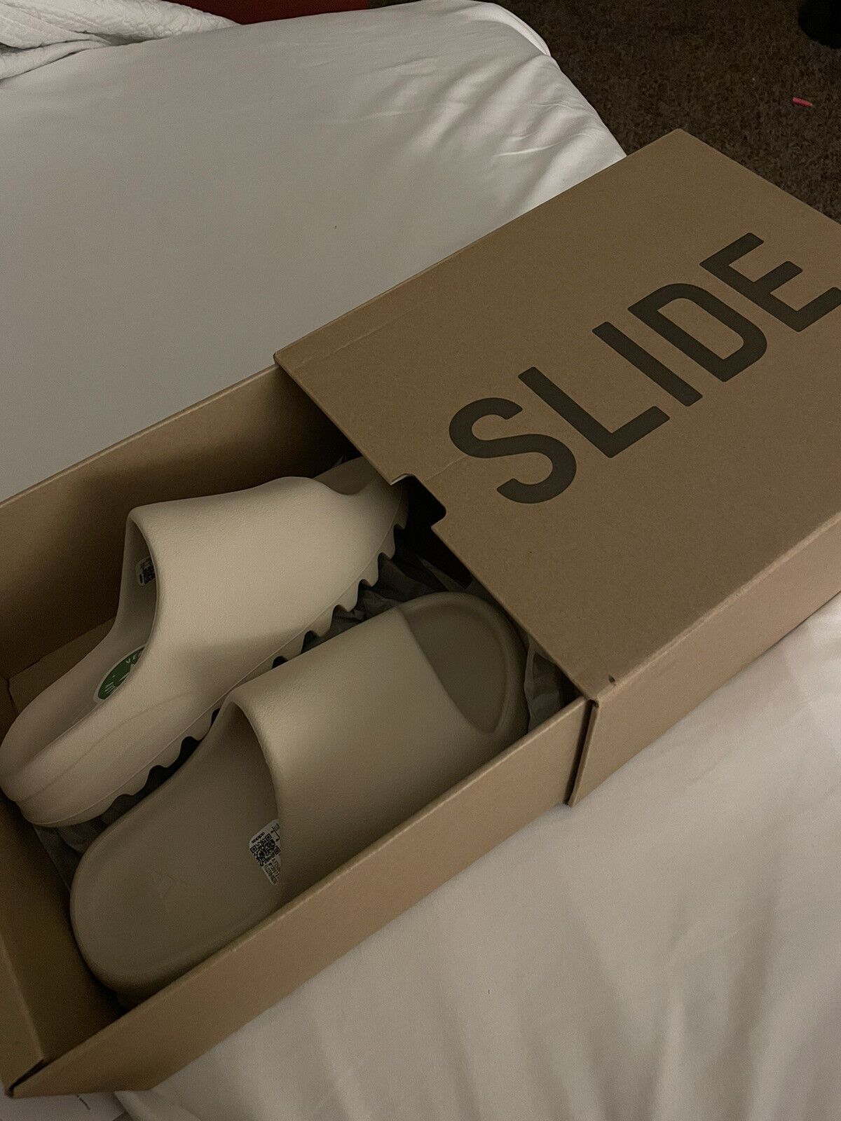 Hoe duur zijn Yeezy Slides? Prijs, pasvorm en waarde uitgelegd