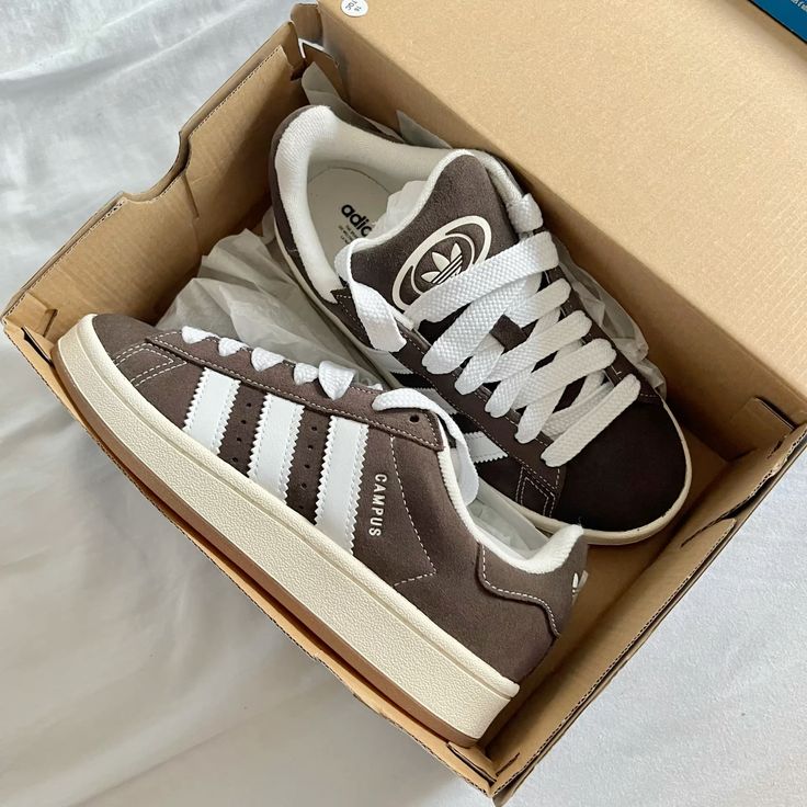 Dit is waarom de Adidas Campus 00’s nog steeds trending is!
