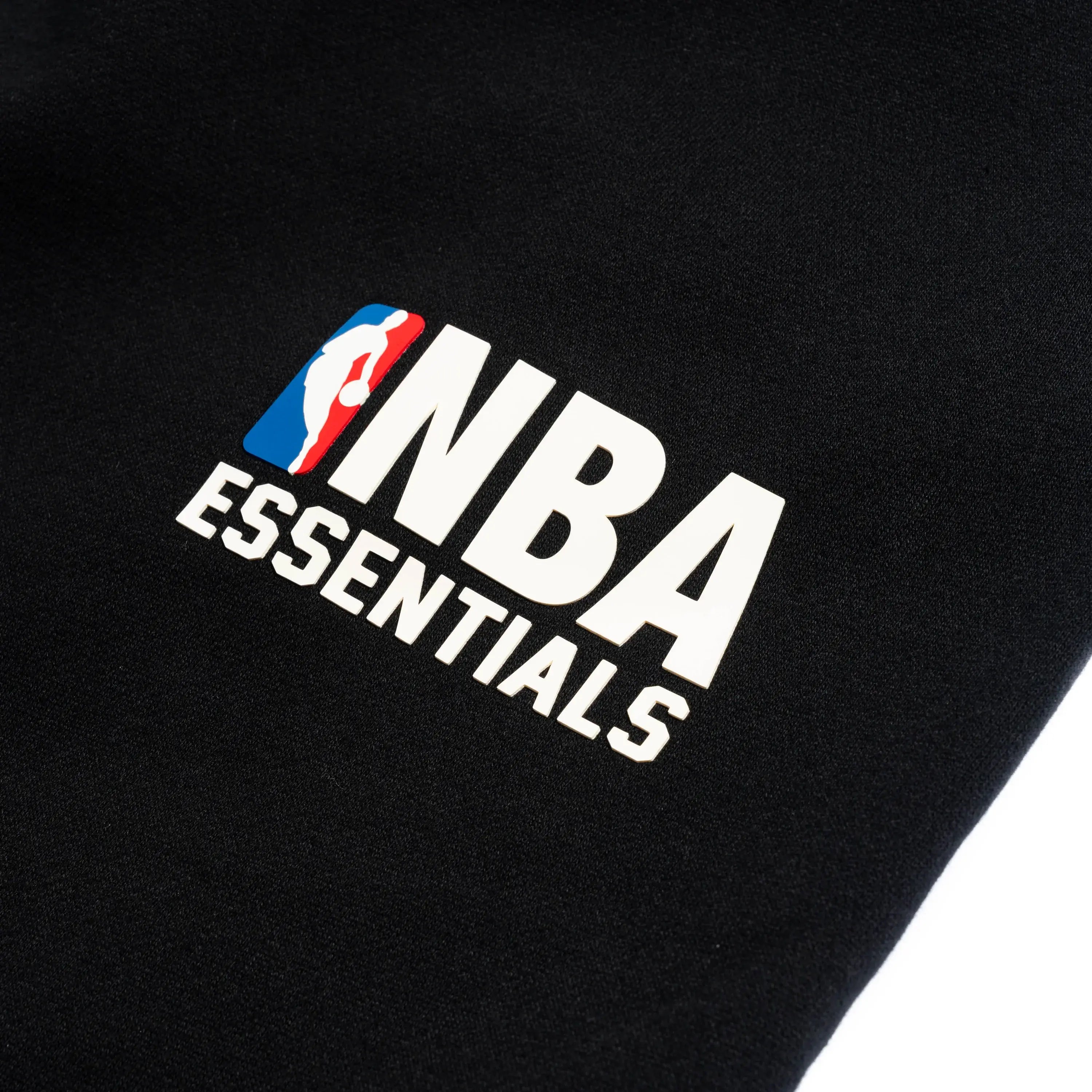 De nieuwe NBA Essentials Fear of God collectie
