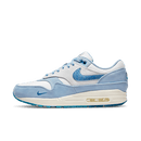 Close-up zijaanzicht van de Nike Air Max 1 Premium Blueprint met icy outsole en lichtblauw suède op witte achtergrond – perfect voor styling of product review