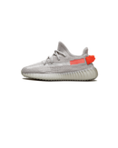 Zijaanzicht van de Adidas Yeezy Boost 350 V2 Tail Light FX9017 met grijze Primeknit en feloranje hielaccent