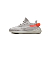 Zijaanzicht van de Adidas Yeezy Boost 350 V2 Tail Light FX9017 met grijze Primeknit en feloranje hielaccent