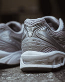 Lifestylebeeld van de ASICS Gel Kayano 14 met witte sokken en strakke styling – perfecte combinatie van sport en mode

