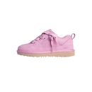Zijaanzicht van de UGG Lowmel Lo Pink Jade (kids), in felroze suède met ton-sur-ton veters en lichtbruine zool tegen witte achtergrond