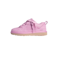 Zijaanzicht van de UGG Lowmel Lo Pink Jade (kids), in felroze suède met ton-sur-ton veters en lichtbruine zool tegen witte achtergrond