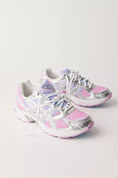 Close-up van de ASICS GEL-1130 Baby Lavender Pure Silver 1202A507-101 met lavendelkleurige ASICS-strepen, meshstructuur en GEL-demping

