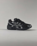 ASICS GEL-1130 Black Pure Silver 1201A256-020 in hand met reflecterende silver details, ademend mesh en gestroomlijnde afwerking


