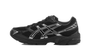ASICS GEL-1130 Black Pure Silver 1201A256-020 zijaanzicht met zwart mesh bovenwerk, zilveren overlays en retro hardloopzool

