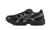ASICS GEL-1130 Black Pure Silver 1201A256-020 zijaanzicht met zwart mesh bovenwerk, zilveren overlays en retro hardloopzool

