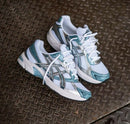 Close-up van de ASICS GEL-1130 Shark Tank 1201A256-116 met gel-demping, Shark Grey mesh en gestroomlijnde zoolconstructie

