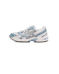 ASICS GEL-1130 Shark Tank 1201A256-116 zijaanzicht met mesh in grijstinten, reflecterende zilveren overlays en technische loopzool

