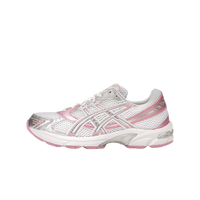 ASICS GEL-1130 White Pure Silver Pink 1202A507-100 zijaanzicht met wit mesh, lichtroze details en zilveren overlays op zool en hiel

