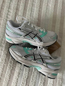 ASICS GEL-1130 White Pure Silver Rose Dust 1204A163-102 in hand met gebalanceerde white-pink look, reflecterende details en ademende structuur

