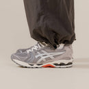 Bovenaanzicht van het zilveren ASICS-model met dynamische lijnen en technische details – pure retro runner esthetiek

