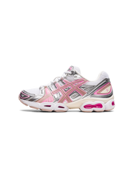 ASICS GEL-Nimbus 9 Candy Floss 1202A278-700 zijaanzicht met roze mesh, metallic overlays en chunky zoolconstructie

