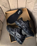 Close-up van de ASICS GEL-Nimbus 9 Dark Pewter Pure Silver 1201A424-005 met GEL-capsules, mesh lagen en gecoate synthetische panelen

