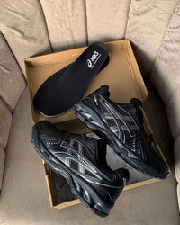 Close-up van de ASICS GEL-Nimbus 9 Dark Pewter Pure Silver 1201A424-005 met GEL-capsules, mesh lagen en gecoate synthetische panelen

