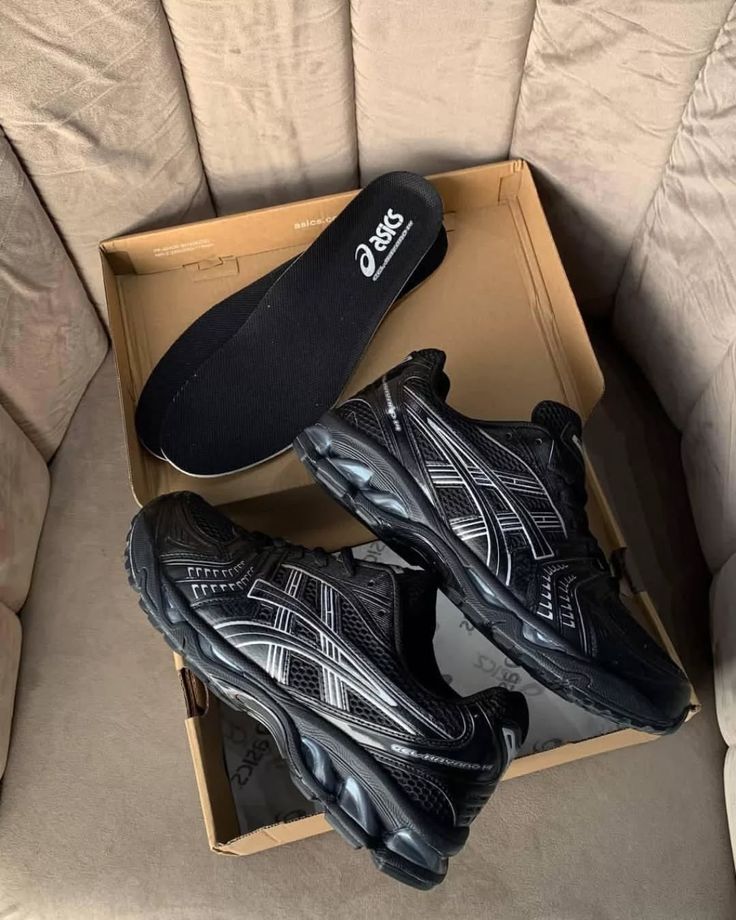 Close-up van de ASICS GEL-Nimbus 9 Dark Pewter Pure Silver 1201A424-005 met GEL-capsules, mesh lagen en gecoate synthetische panelen


