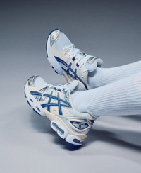 ASICS GEL-Nimbus 9 White Light Indigo 1202A278-108 on-feet gestyled met licht denim voor een frisse runner look met blauw-witte tinten

