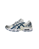 ASICS GEL-Nimbus 9 White Light Indigo 1202A278-108 zijaanzicht met wit mesh bovenwerk, lichtblauwe overlays en technische GEL-zool

