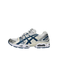 ASICS GEL-Nimbus 9 White Light Indigo 1202A278-108 zijaanzicht met wit mesh bovenwerk, lichtblauwe overlays en technische GEL-zool


