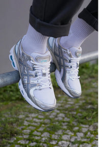 ASICS GEL-Nimbus 9 White Steel Grey 1201A424-102 on-feet met tapered joggers voor een cleane tech-runner stijl in wit en staalgrijs

