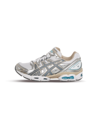 ASICS GEL-Nimbus 9 White Steel Grey 1201A424-102 zijaanzicht met ademend wit mesh, staalgrijze overlays en klassieke retro running zool

