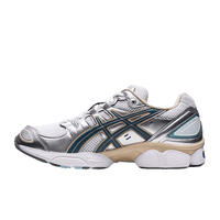 ASICS GEL-Nimbus 9 White Steel Grey 1201A424-102 zijaanzicht met ademend wit mesh, staalgrijze overlays en klassieke retro running zool
