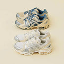 Close-up van de ASICS GEL-Nimbus 9 Wind And Sea White Silver 1203A320-100 met GEL-technologie, mesh structuur en WIND AND SEA logo in hiel

