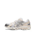 ASICS GEL-Nimbus 9 Wind And Sea White Silver 1203A320-100 zijaanzicht met witte mesh, zilveren overlays en co-branded tonglabel

