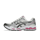 Zijaanzicht van de ASICS GEL-Kayano 14 in cream met sweet pink accenten – retro hardloopsilhouet met stijlvolle kleurencombinatie

