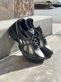 ASICS GT-2160 Above the Clouds Black Gunmetal in hand met reflecterende accenten, premium panelen en co-branded tonglabel

