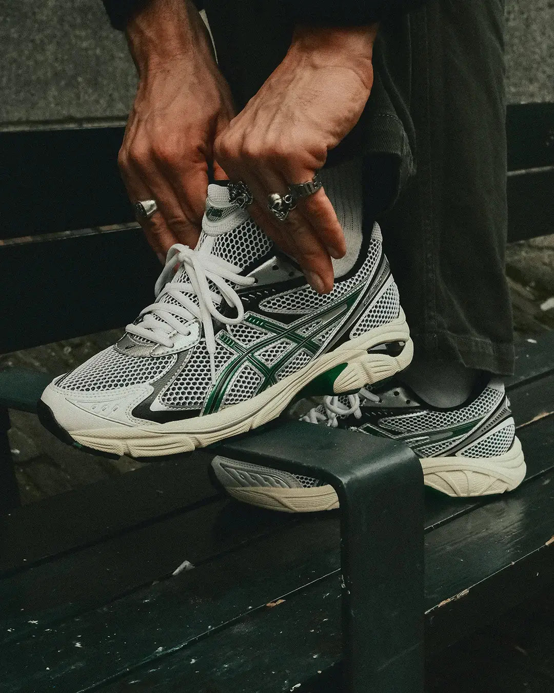 Close-up van de ASICS GT-2160 White Jasper Green 1203A275-106 met GEL-demping, gelaagde constructie en premium afwerking

