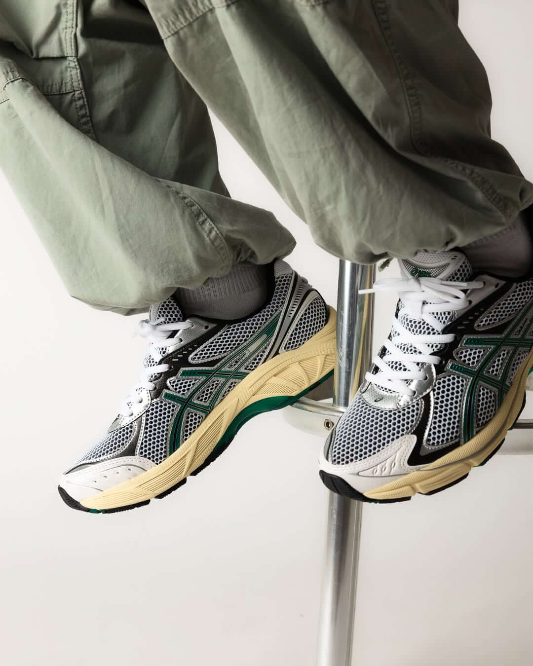 ASICS GT-2160 White Jasper ASICS GT-2160 White Jasper Green 1203A275-106 in hand met ademend wit mesh, jasper groene panelen en reflecterende details

