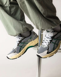 ASICS GT-2160 White Jasper ASICS GT-2160 White Jasper Green 1203A275-106 in hand met ademend wit mesh, jasper groene panelen en reflecterende details

