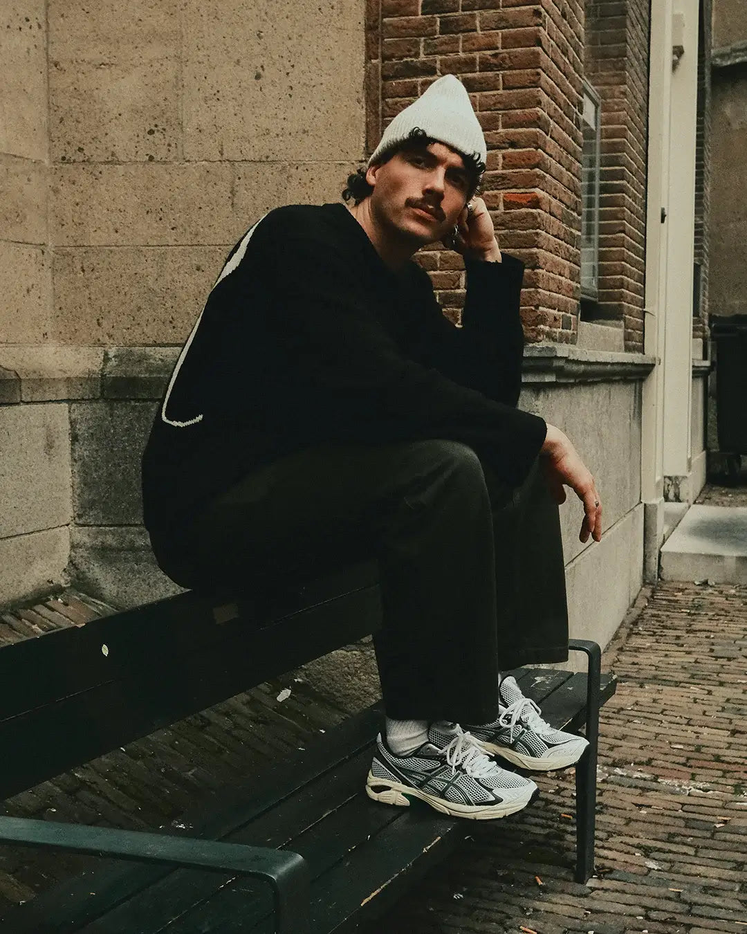 ASICS GT-2160 White Jasper Green 1203A275-106 on-feet gecombineerd met lichtblauwe jeans voor een casual-sportieve look


