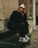 ASICS GT-2160 White Jasper Green 1203A275-106 on-feet gecombineerd met lichtblauwe jeans voor een casual-sportieve look

