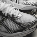 Close-up van de ASICS GT-2160 White Pure Silver 1203A796-100 met reflecterende accenten, GT-2160 demping en ademende meshstructuur

