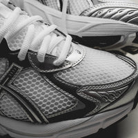 Close-up van de ASICS GT-2160 White Pure Silver 1203A796-100 met reflecterende accenten, GT-2160 demping en ademende meshstructuur

