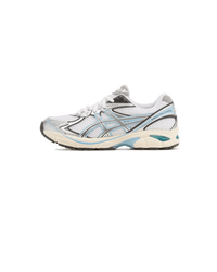 ASICS GT-2160 White Pure Silver 1203A655-100 zijaanzicht met wit mesh, metallic pure silver overlays en retro hardloopstijl

