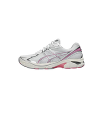 ASICS GT-2160 White Sweet Pink zijaanzicht met wit mesh, zoetroze details en metallic overlays in retro running stijl

